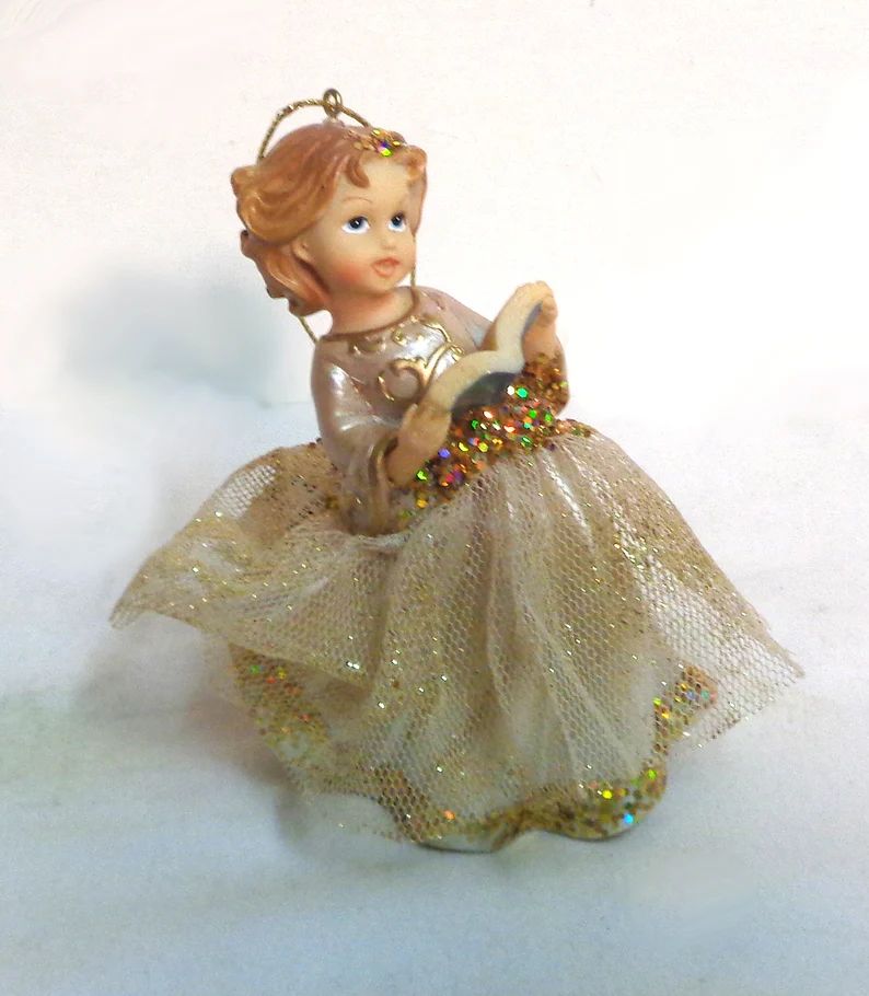 glittery-gold-angel-with-sheet-music