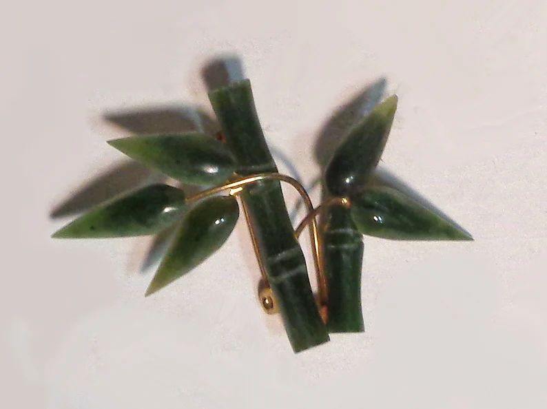 jade-colored-stone-bamboo-leaf-hand