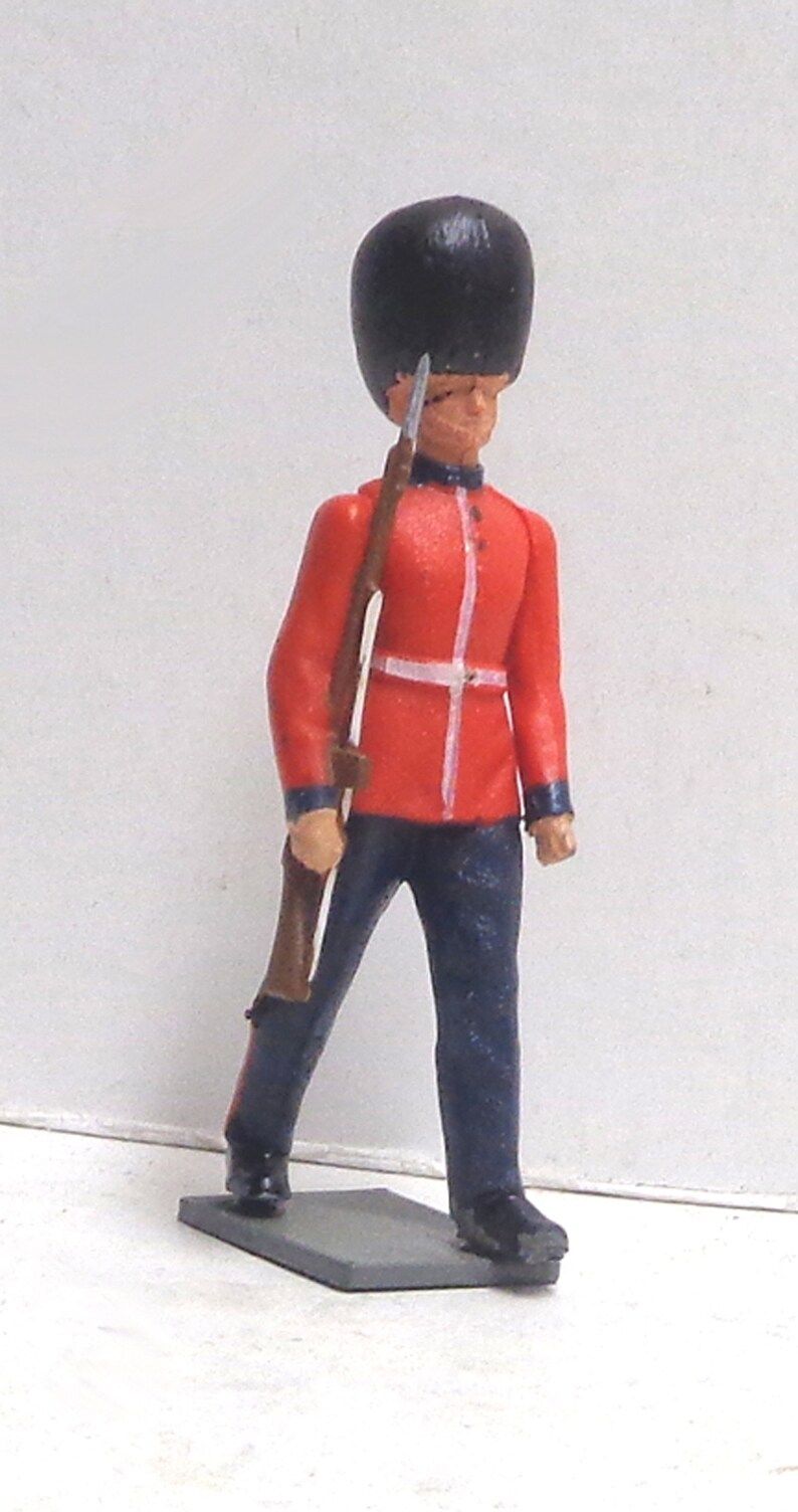 132-scale-royal-guard-in-shoulder-arms