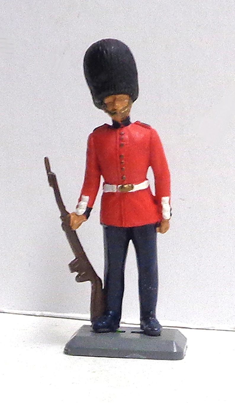 132-scale-royal-guard-in-standing-to
