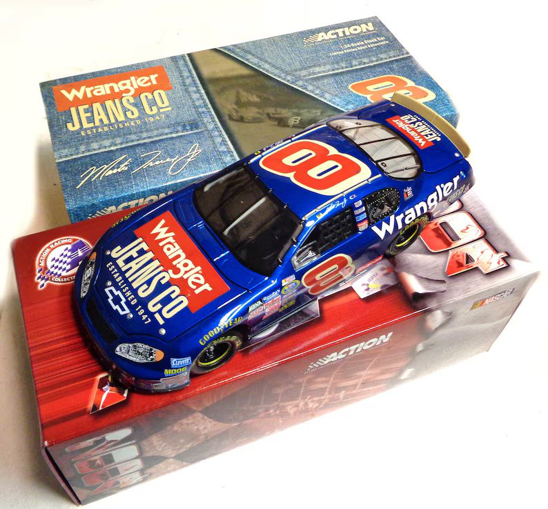 124-scale-action-martin-truex-jr-nascar