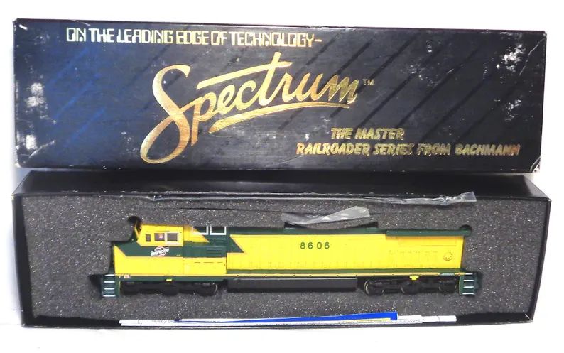 ho-bachmann-spectrum-ge-dash-8-40cw-north