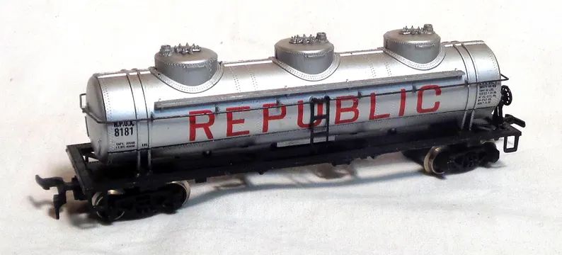 ho-scale-ahm-three-dome-tanker-republic