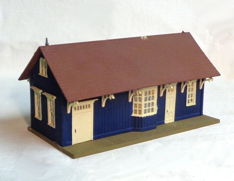 ho-scale-built-up-train-station-in-blue