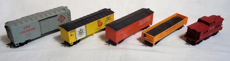 ho-scale-lot-of-5-pre-owned-misc-freight