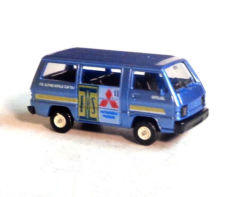 ho-scale-mitsubishi-l300-van-officials