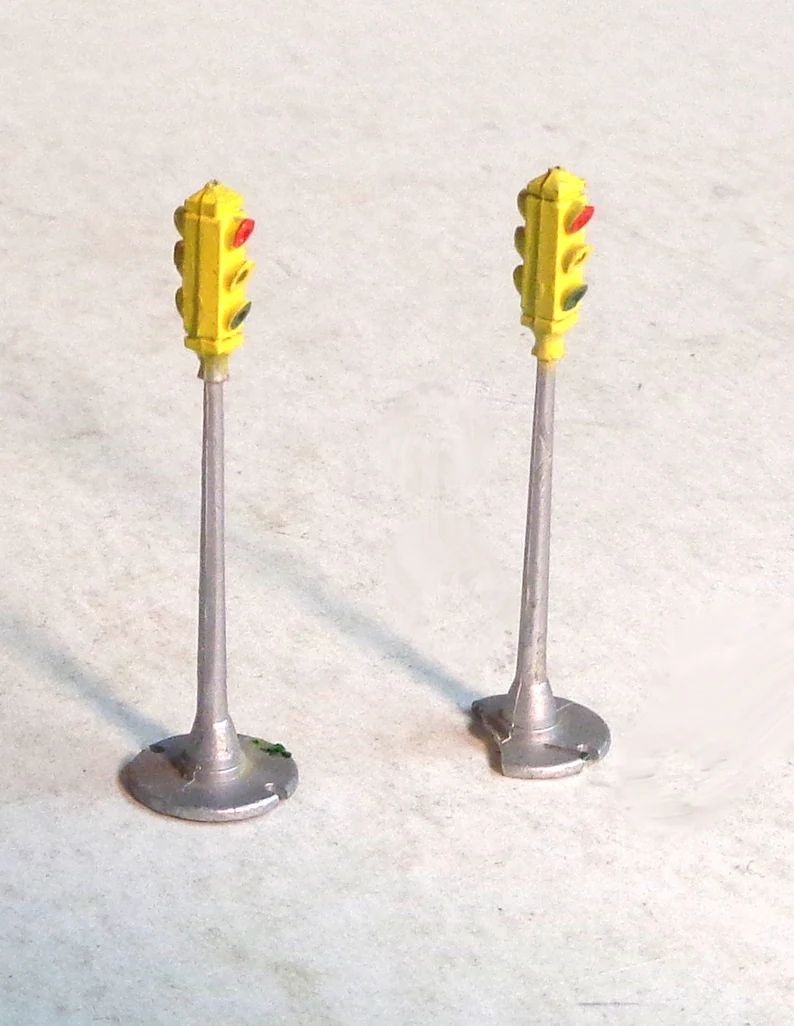 ho-scale-pair-of-traffic-signals-pre
