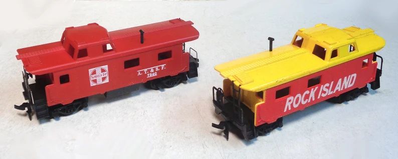 ho-scale-pre-owned-pair-of-cabooses