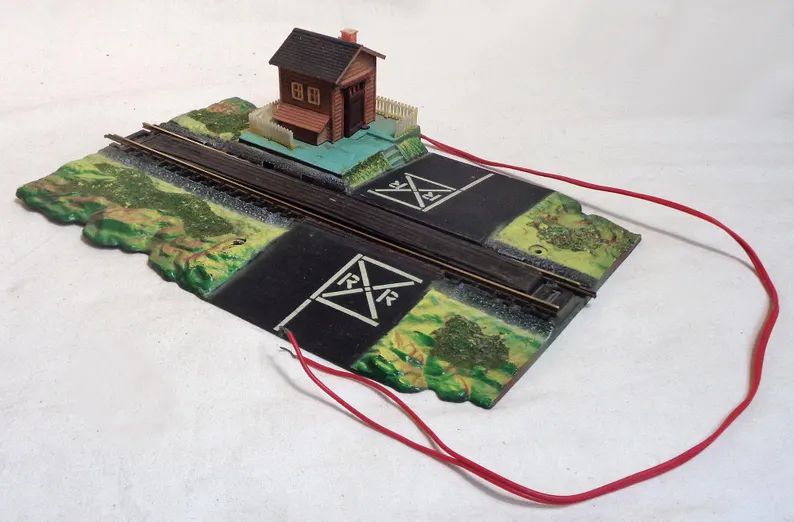 ho-scale-rr-crossing-with-automated