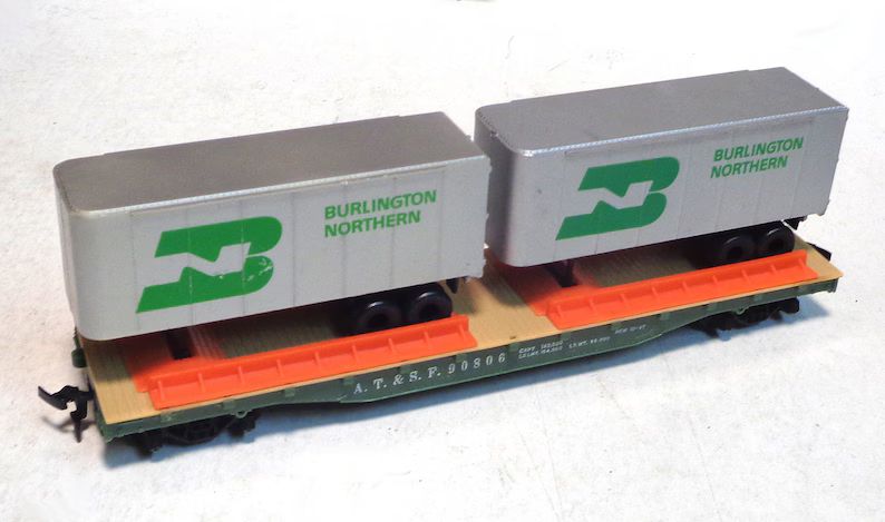 ho-scale-santa-fe-flat-car-with-2