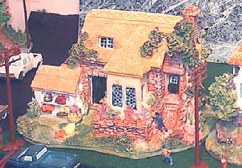 miniature-trains-detailed-cottage-house