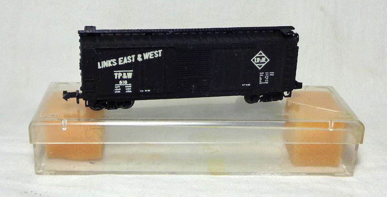 n-scale-auroraahm-40-ft-box-car-t-p-w