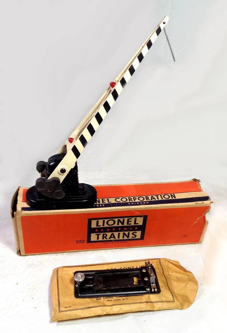 lionel-252-operating-gate-wbox-and-track-4444911571