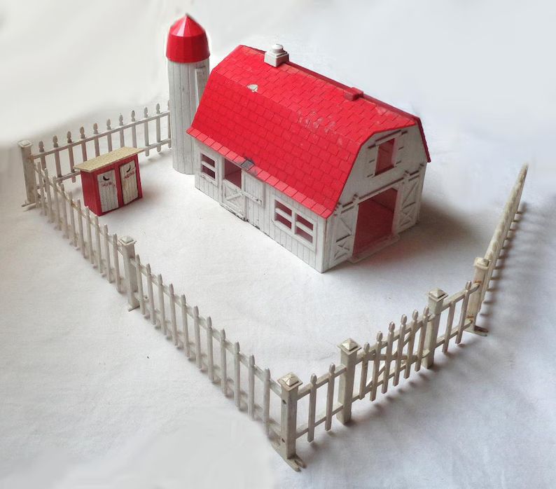 o-scale-barn-with-fence-and-outhouse